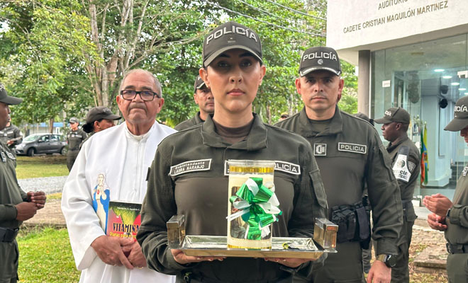  Uniformados rinden homenaje a las victimas al enceder velas
