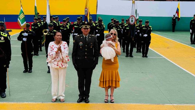 familia como asistentes a la ceremonia de ascenso 