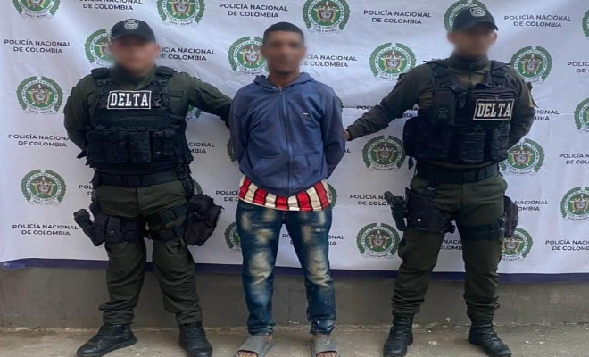 Persona capturada-policías custodiando