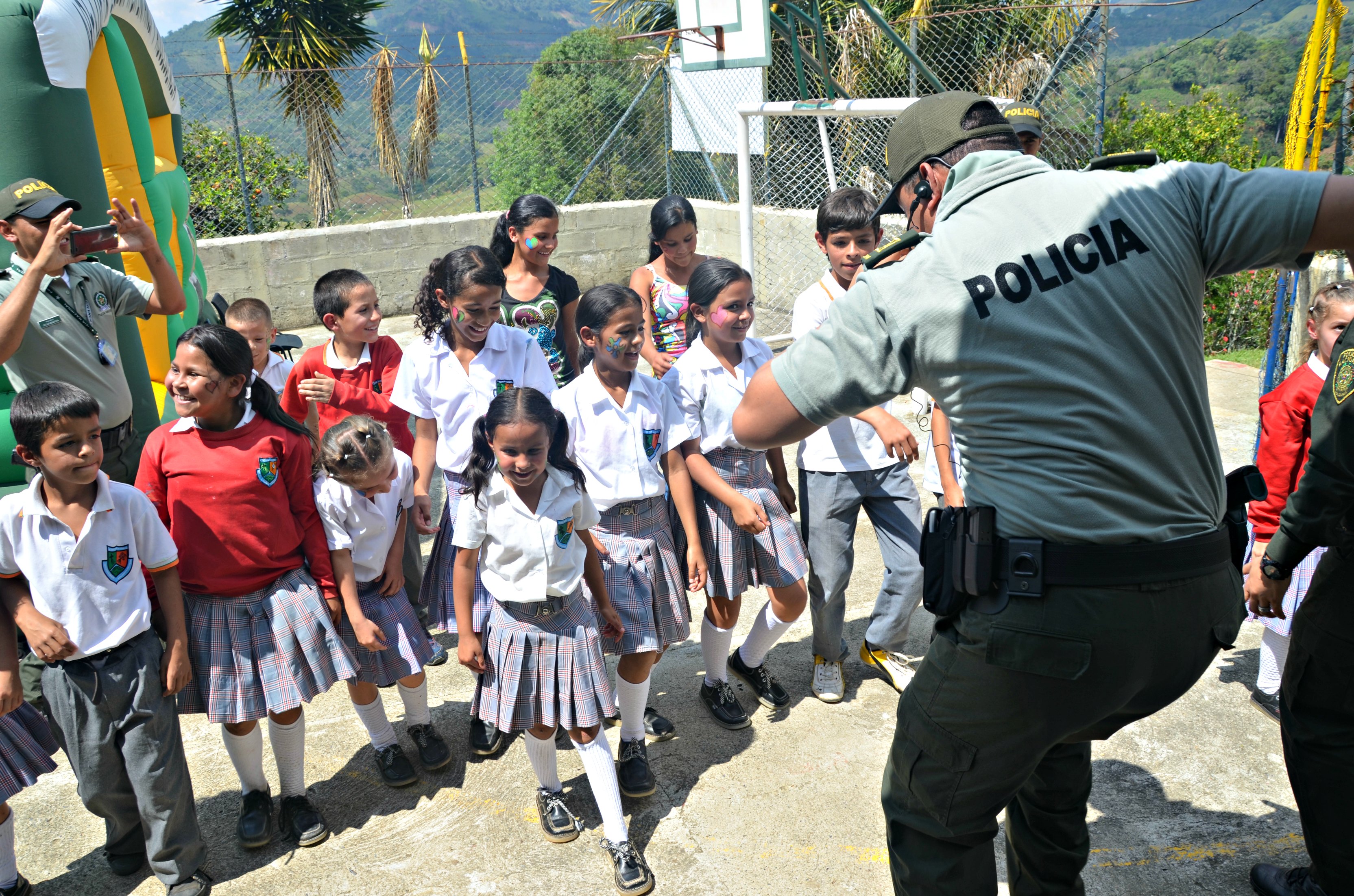Policía-devuelve-computadores-a-escuelas-del-suroeste-1
