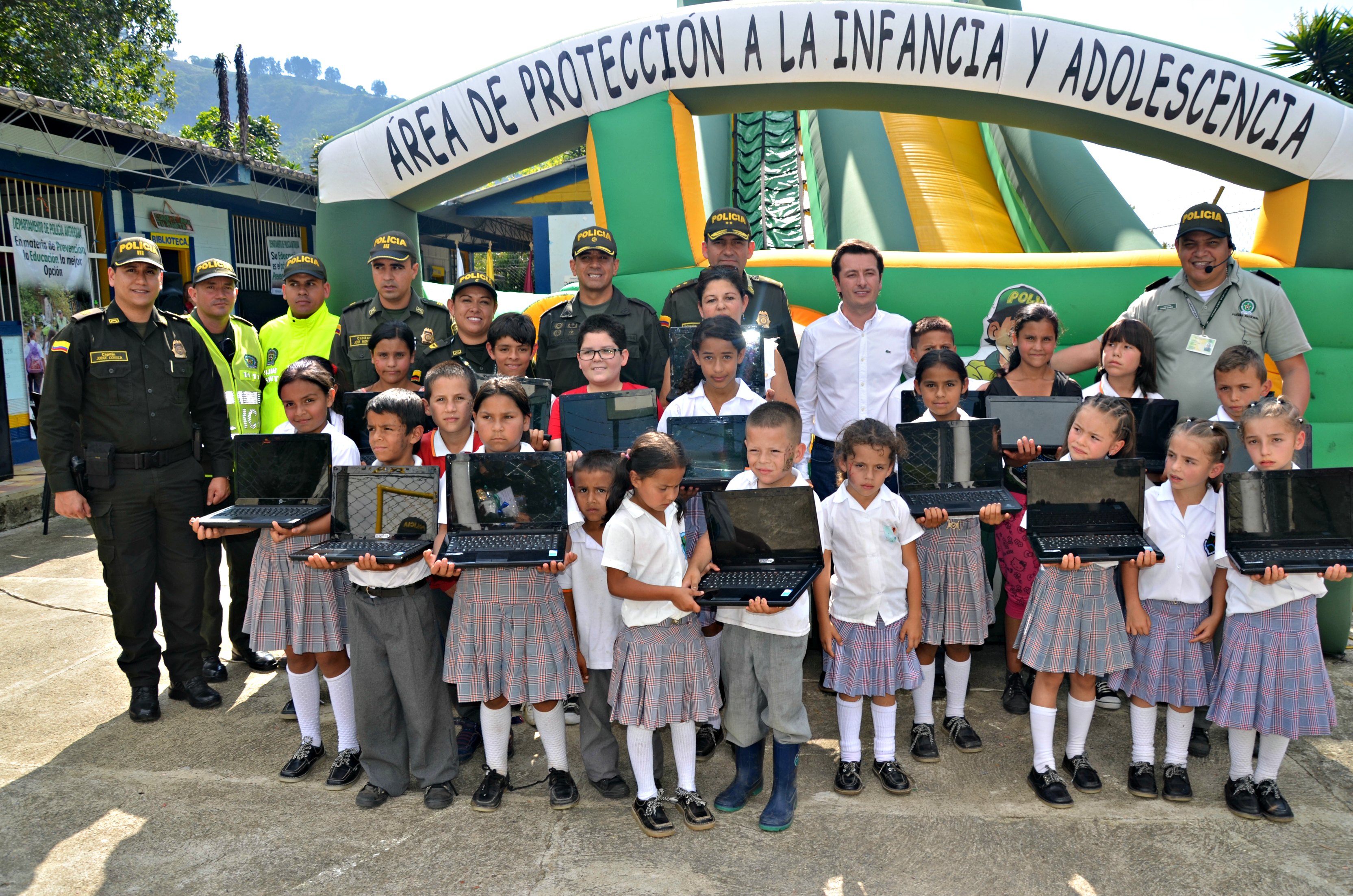 Policía-devuelve-computadores-a-escuelas-del-suroeste.