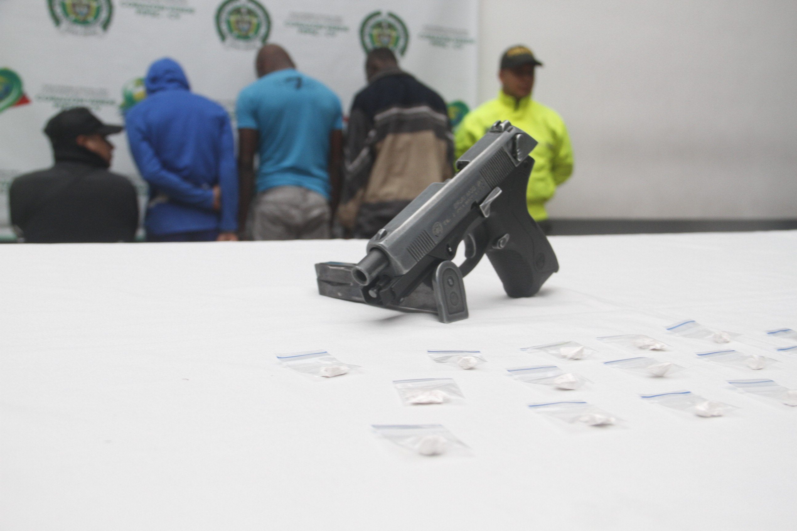 A 'Los del viery' les fue Incautada en opertaivo un arma de fogueo y estupefacientes