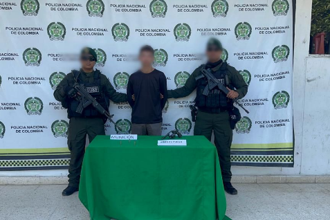 Persona capturada-policías custodiando