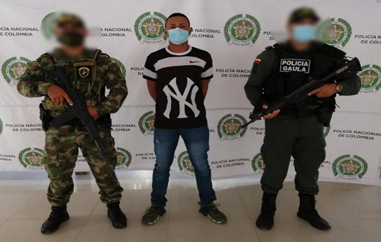 1 persona capturada-policías custodiando