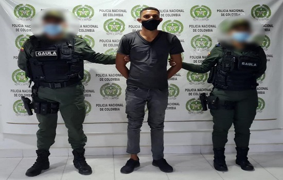 1 persona capturada-policías custodiando