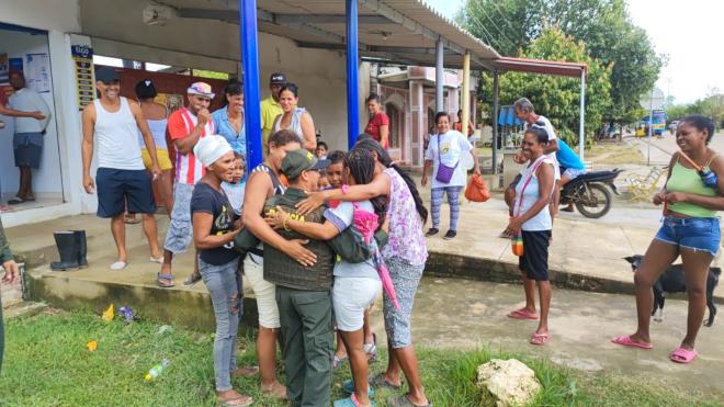 Abrazo con los amigos y familiares