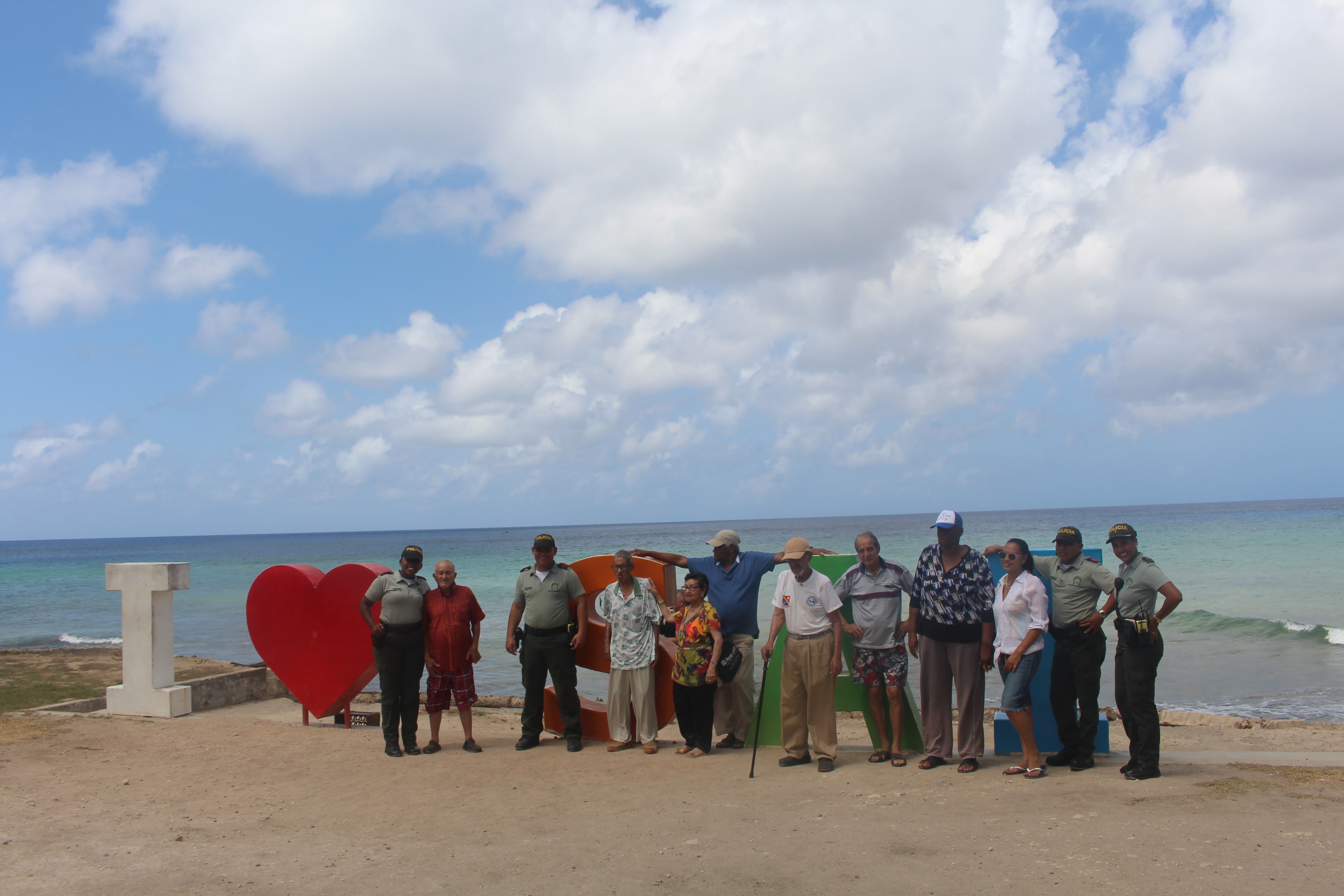 Abuelitos del ancianato ‘San Pedro Claver’ disfrutaron un día de playa con la Policía Nacional