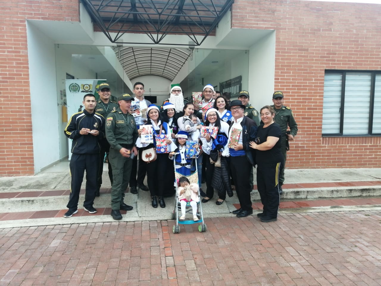 Escuela de guías caninos lidera actividades comunitarias  