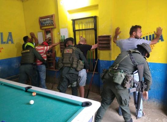 Policía registrando, control y solicitud de antecedentes