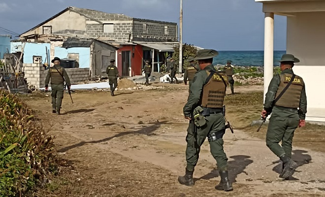 uniformados de la policía realizando recorridos a pie