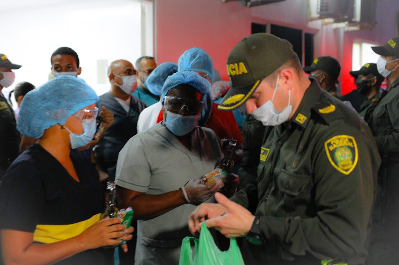 Con calle de honor entre aplausos exaltamos la labor de los titanes de la salud