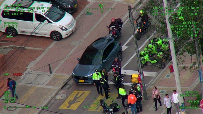 Uniformados en tierra son alertados desde el aire para coordinar las acciones de las patrullas anti-riñas