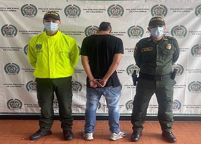 1 persona capturada-policías custodiando