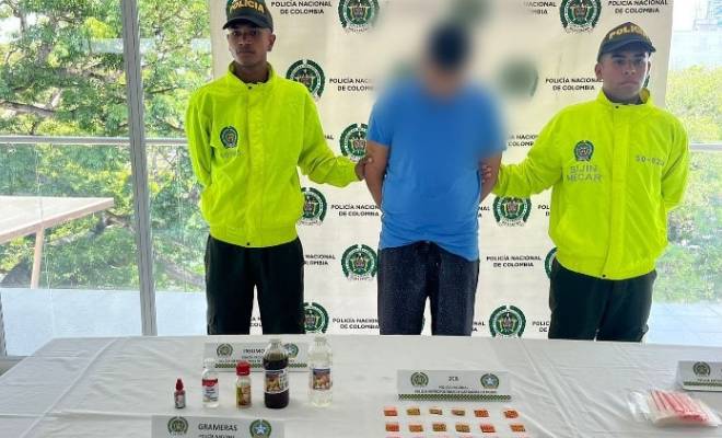 En el procedimiento se incautaron más de 30 dosis del alucinógeno y 300 empaques plásticos para su distribución.