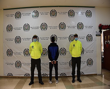 1 persona capturada-policías custodiando