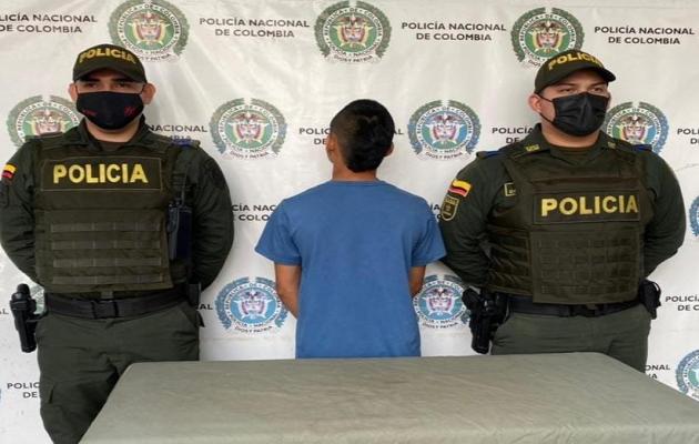 1 persona capturada-policías custodiando