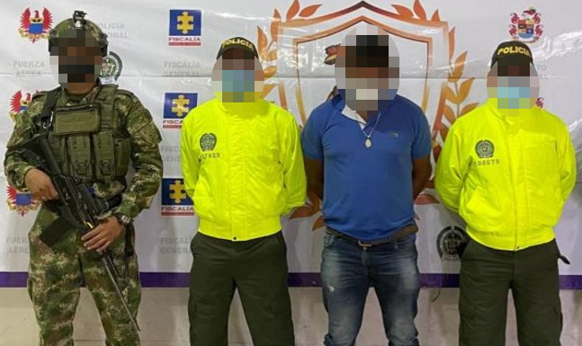 1 persona capturada-policías custodiando