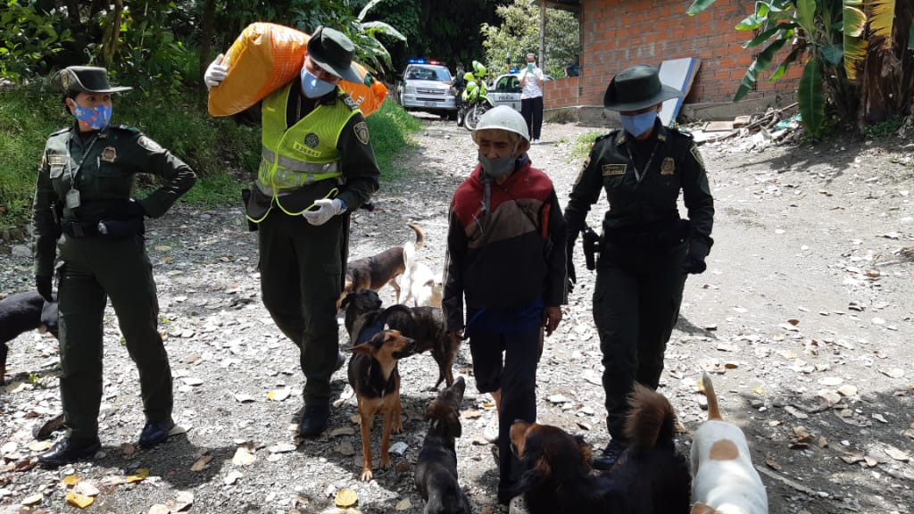 En conjunto con La fundación SOS Huellitas, llevamos comida para sus animales y un mercado para su sustento.