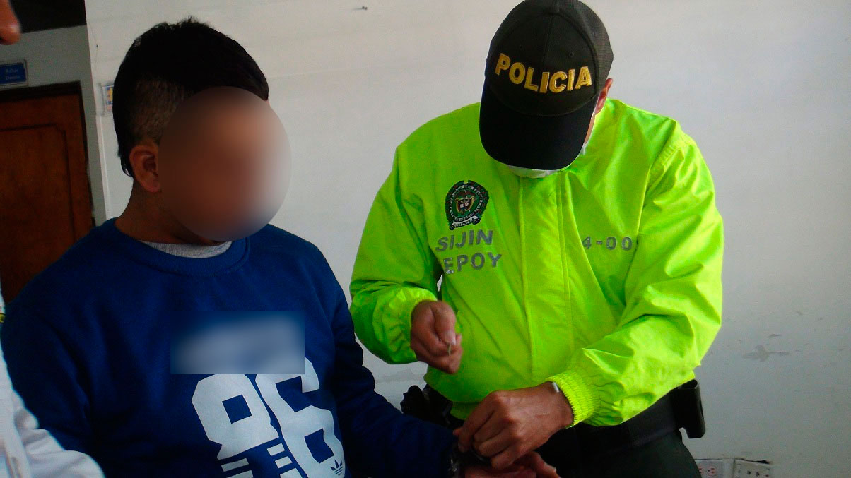 El hombre fue puesto a disposición de la Fiscalía General de la Nación, mientras que la adolescente fue presentada ante el Sistema de Responsabilidad Penal para Adolescentes.