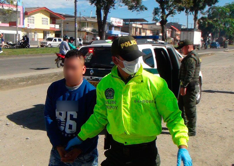 El hombre fue puesto a disposición de la Fiscalía General de la Nación, mientras que la adolescente fue presentada ante el Sistema de Responsabilidad Penal para Adolescentes.