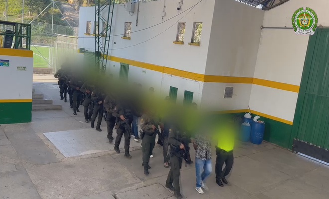 Se incautaron armas, equipos de comunicación y evidencia del tráfico de estupefacientes.