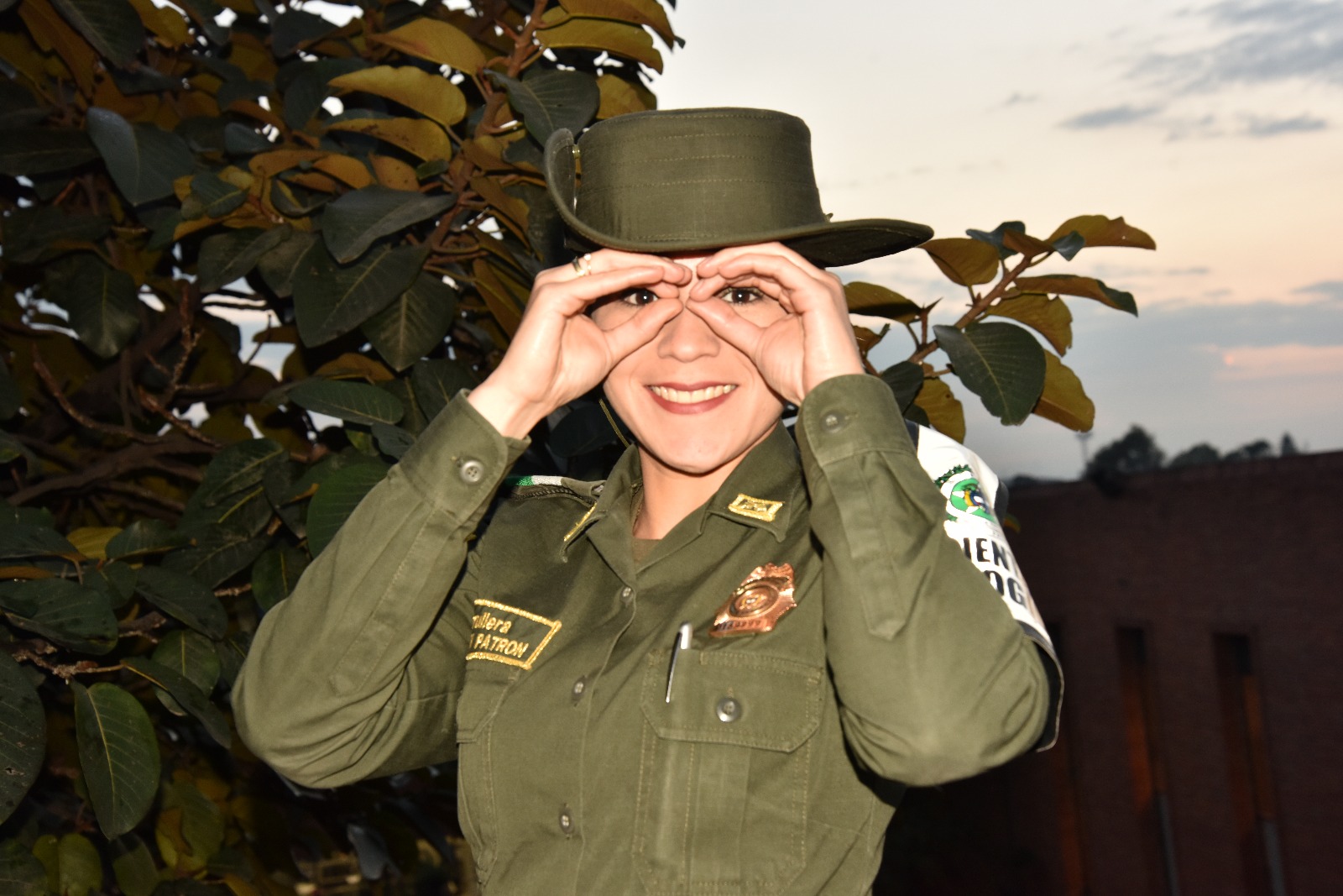 mujer-policia-simulando-unos-anteojos-con-las-manos