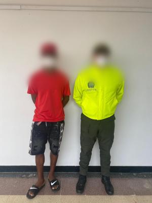 1 persona capturada-policías custodiando