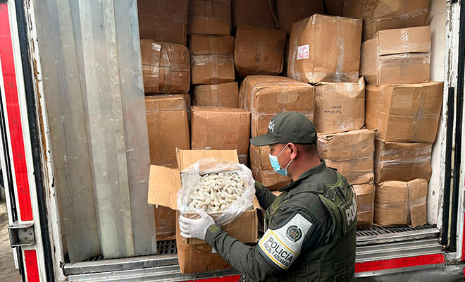 Polic&iacute;a revisando camaron incautado