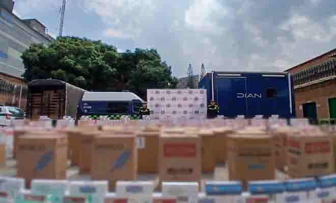 policias custodiando cigarrillos de contrabando aprehendidos