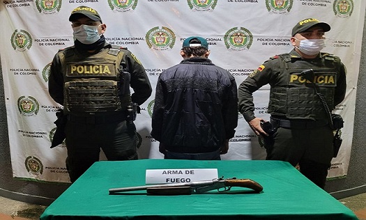 1 persona capturada-policías custodiando-arma de fuego incautada