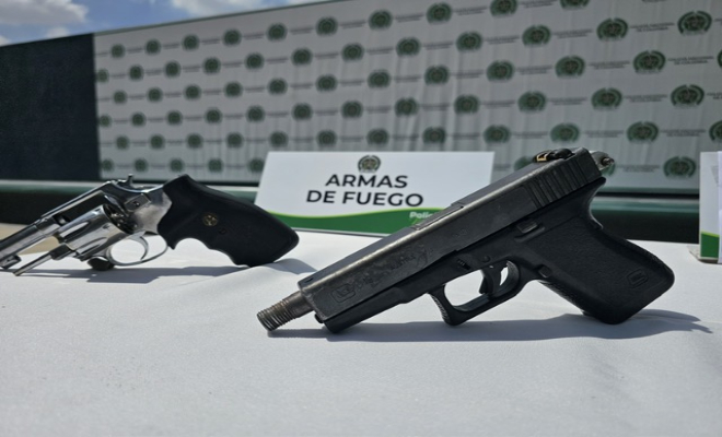 revolver y arma de fuego encontradas en viviendas donde convivian 'los costeños'