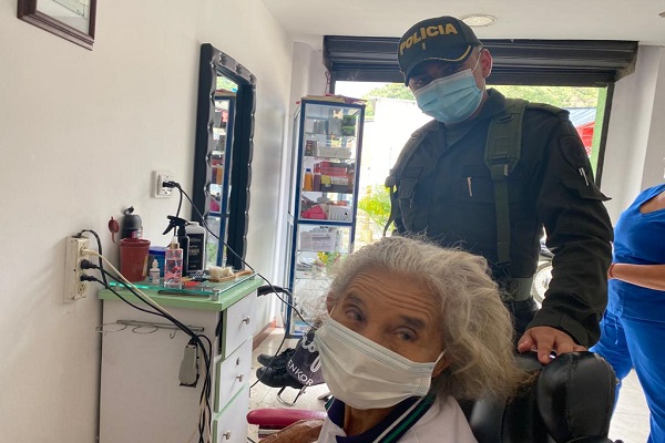 Festejo de cumpleaños a adulto mayor