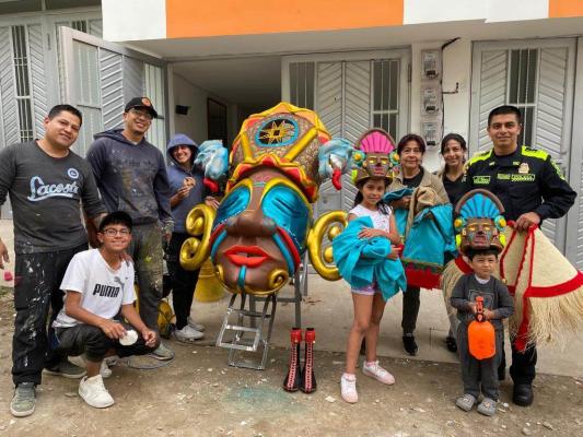 En su tiempo libre y en el garaje de su casa crea junto a su familia al ‘Guardián del Sur’.