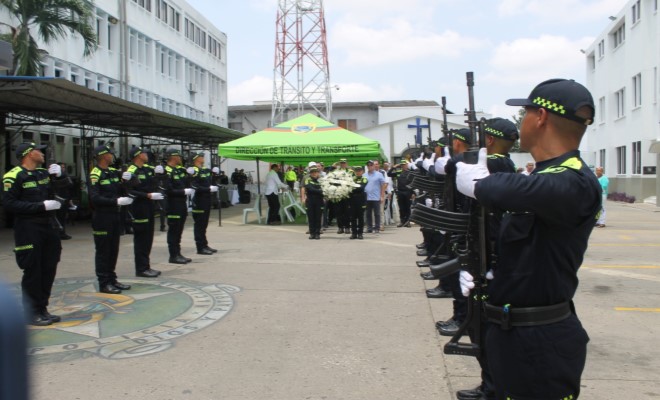 Honores a las autoridades y ofrenda floral 