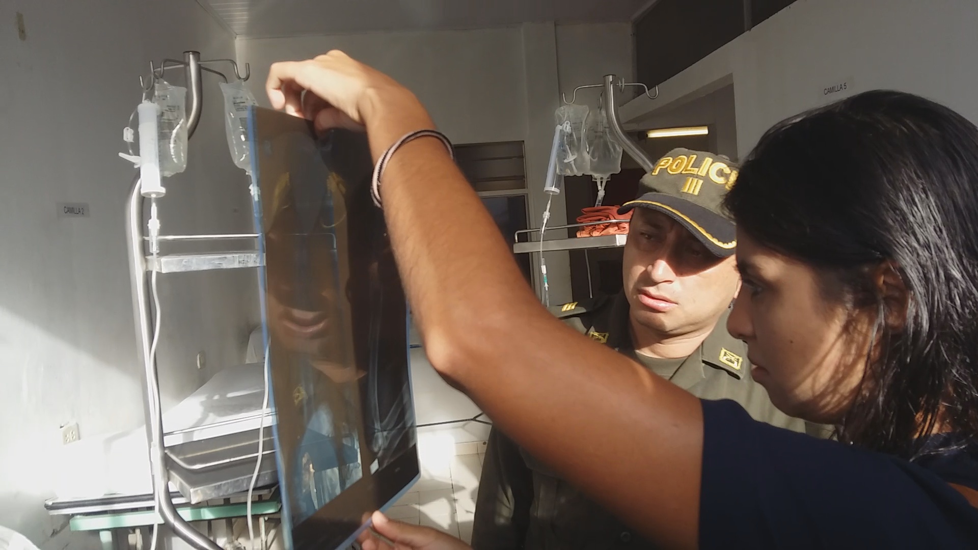 La selva inundada y la cerrada vegetación impedían llegar hasta donde el joven esperaba por ayuda
