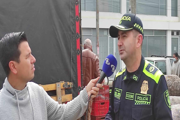 Policía dando entrevista