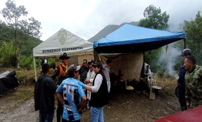 Policía ayudando a damnificados