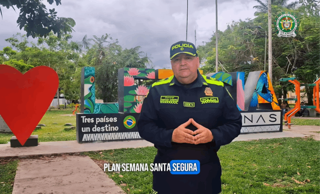 Polic&iacute;a de pie detr&aacute;s de un muro en Leticia con un coraz&oacute;n dibujado en la pared