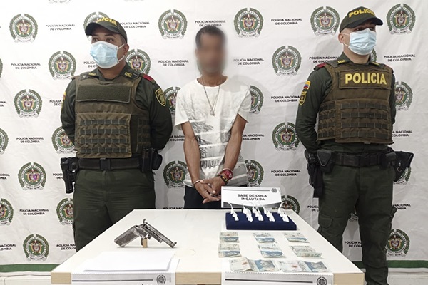 1 persona capturada-policías custodiando-elementos incautados