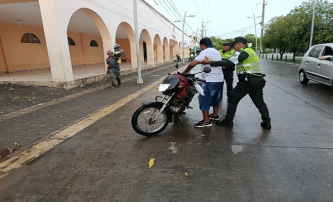 Uniformados realizando registros a personas y vehículos 