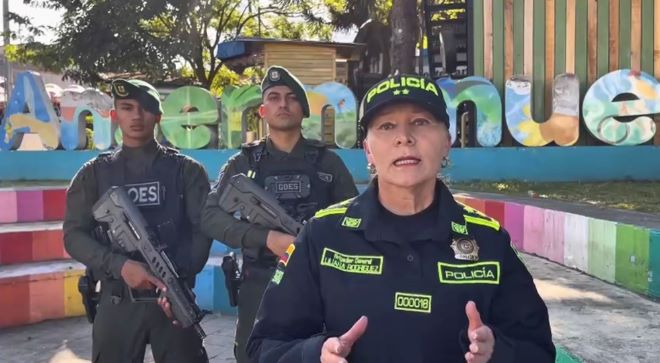 Brigadier general al lado de dos policías