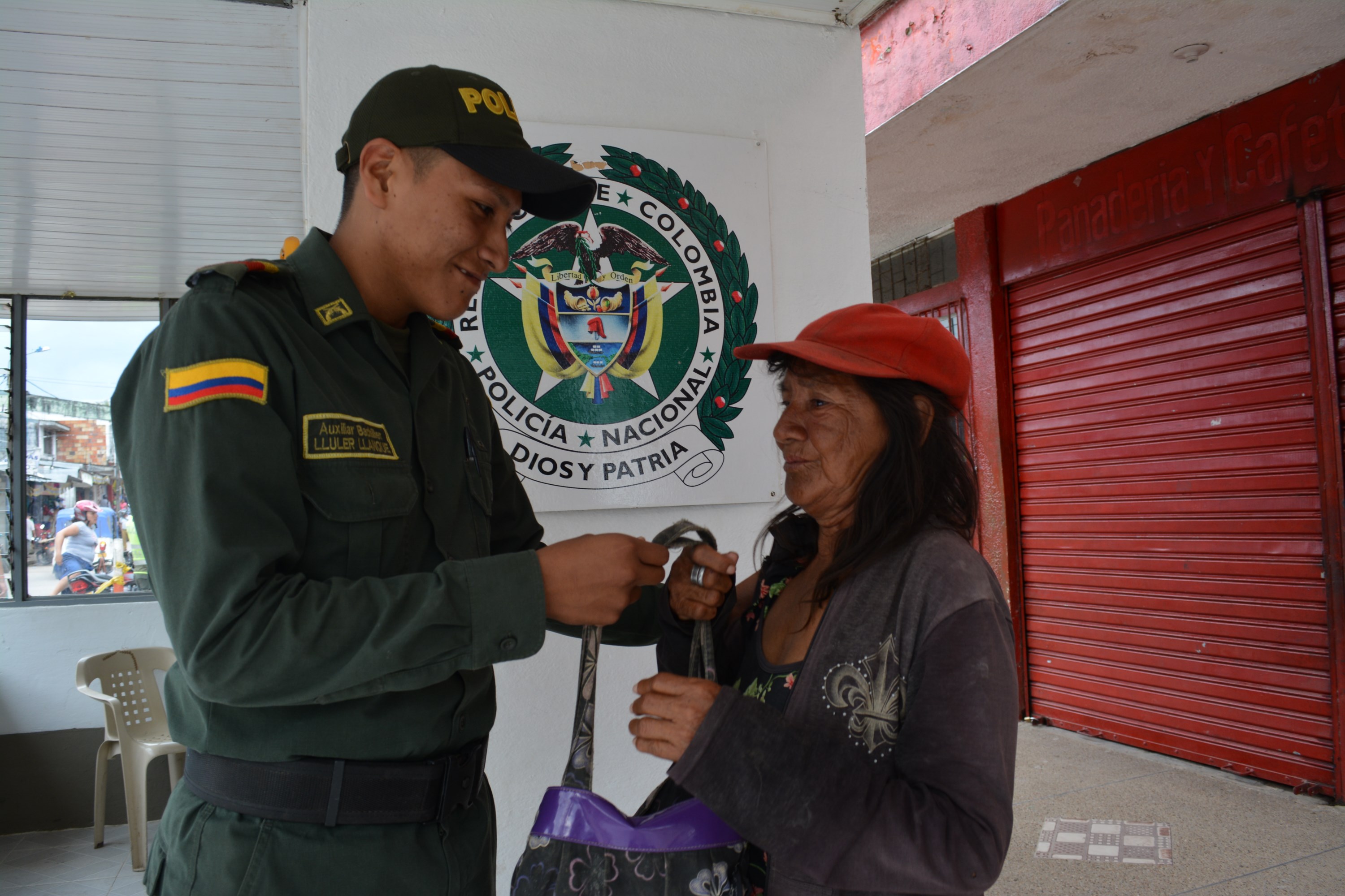 Auxiliar de policía recupera bolso 