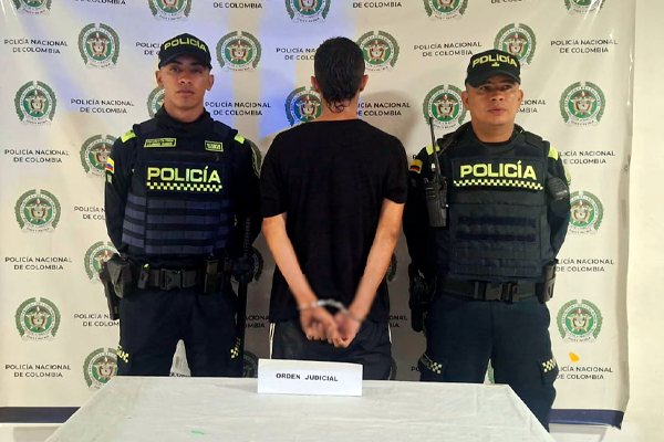 Dos policías con un capturado 