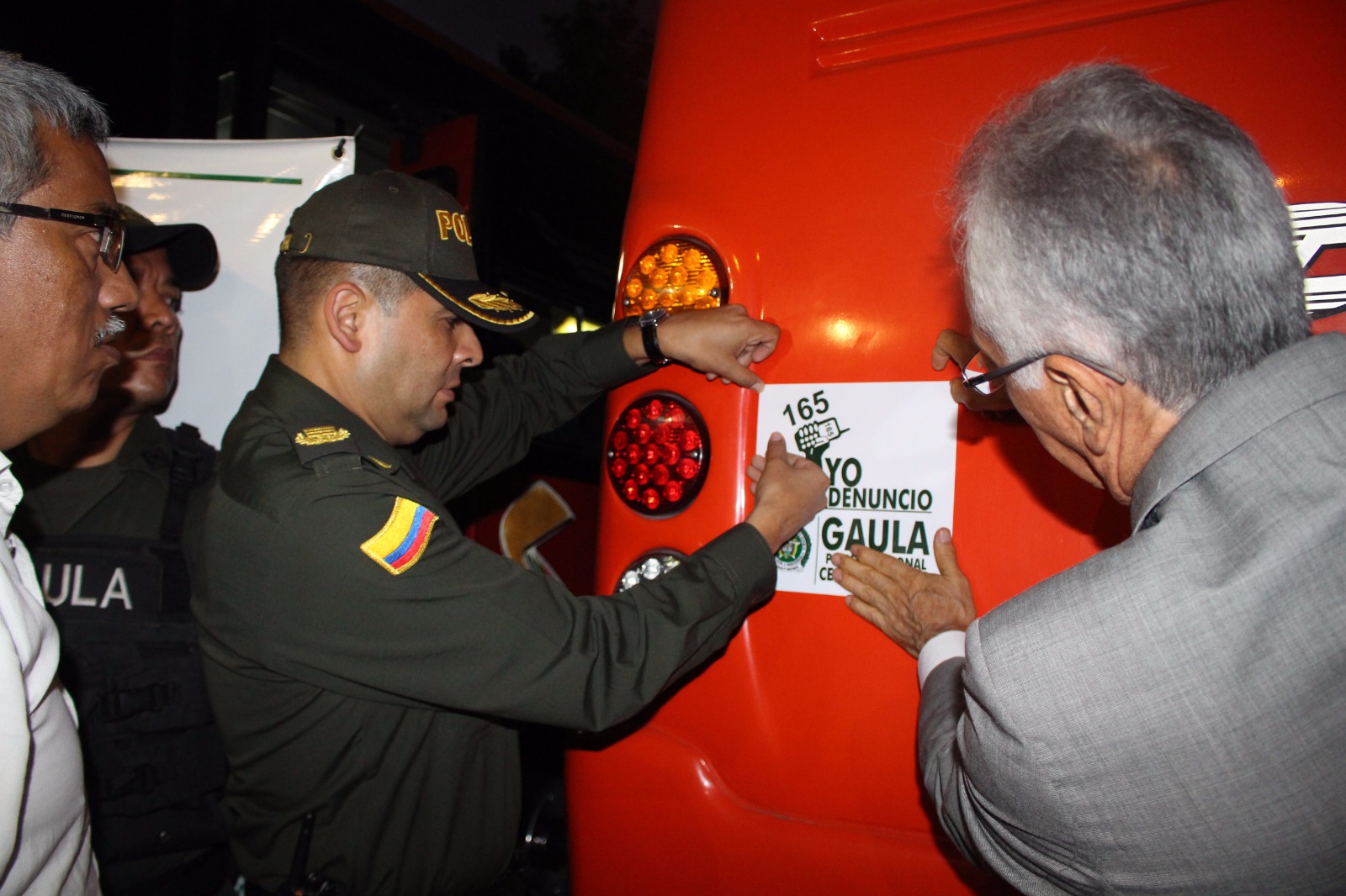 nstalando calcomanía en los buses "Yo no pago, yo denuncio"
