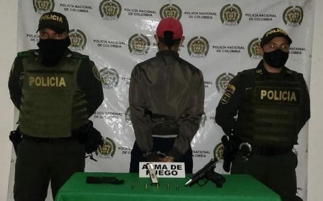 1 persona capturada-policías custodiando-arma de fuego incautada
