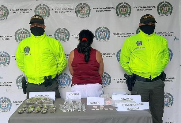 una mujer capturada junto a un adolescente por estupefacientes.