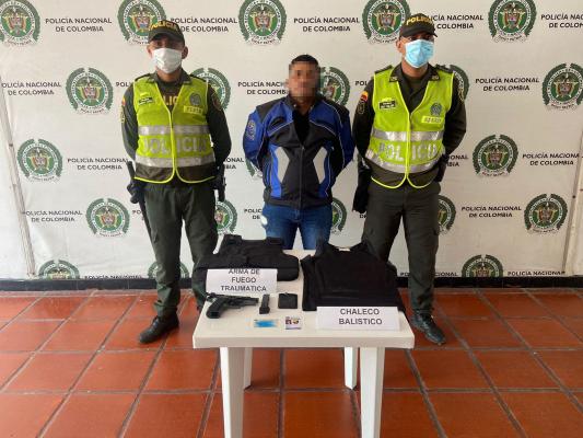 El presunto delincuente fue sorprendido con un arma traumática.