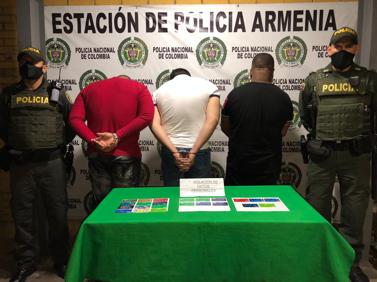 Captura de tres hombres por el delito de violación de datos personales 