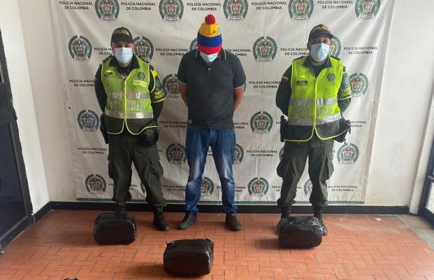 1 persona capturada-policías custodiando-alucinógeno incautado