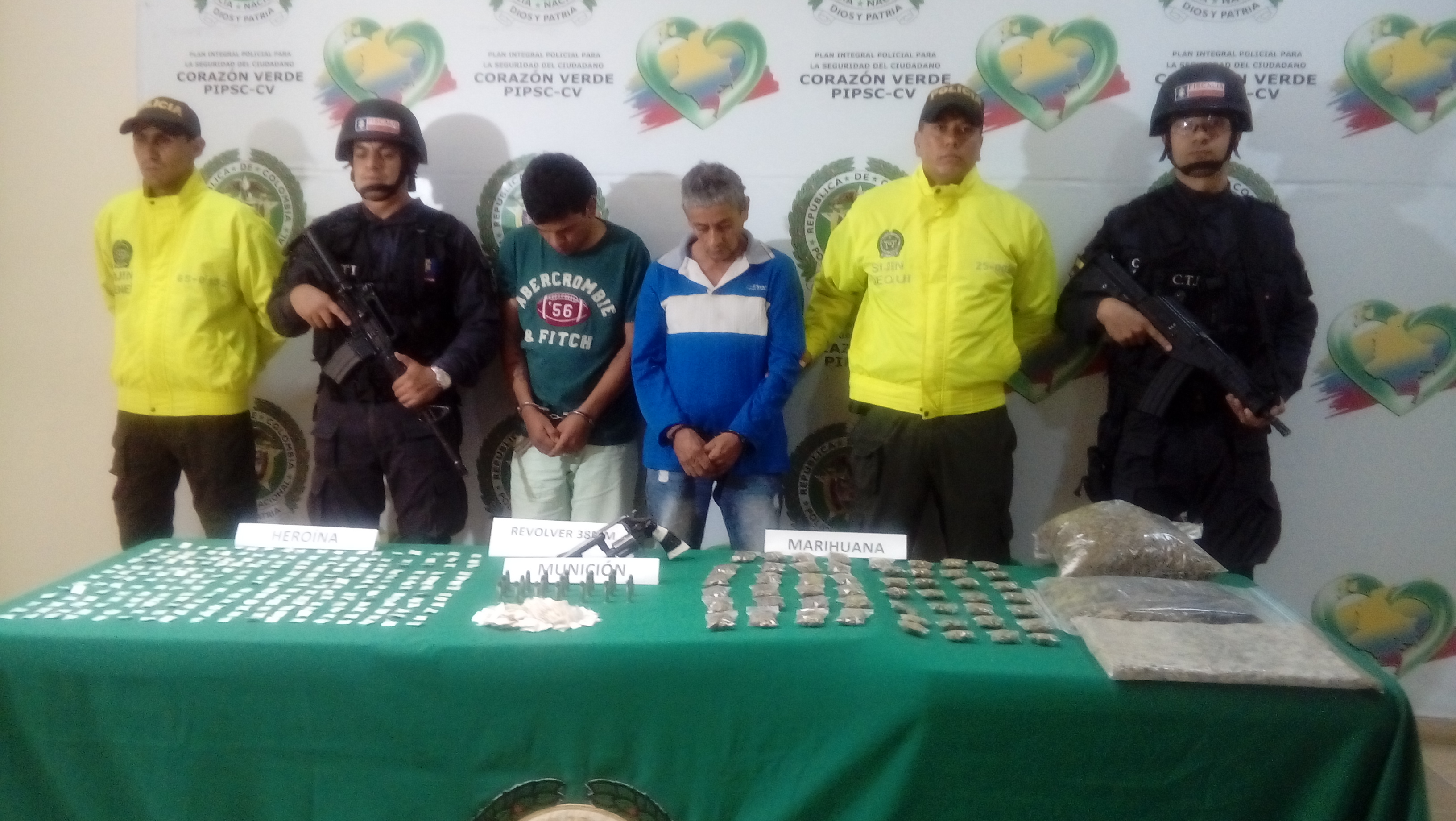 Incautados de 4 celulares, 419 dosis de heroína, 700 dosis de marihuana, 8 dosis de cocaína y 29 cartuchos calibre 38mm.